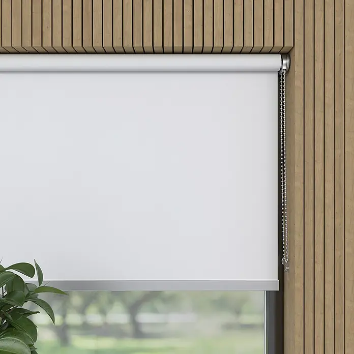 Verdunkelungsrollo Luxus - B x H: 160 x 190 cm, Weiß - Bild einer weißen Rollgardine vor einer Holzwand. Die Rollgardine ist geschlossen und lässt nur wenig Licht durch.