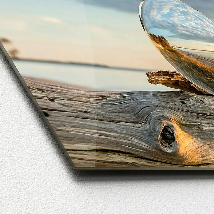 ProArt Glasbild - Drop on Wood, B x H: 80 x 30 cm - Nahaufnahme einer Acrylglasplatte mit einem Motiv von Treibholz und einer reflektierenden Kugel, die die Umgebung verzerrt wiedergibt.