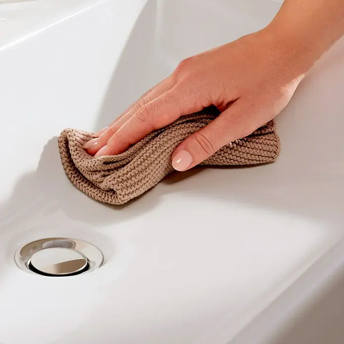 Hansgrohe Juego de lavabo Xanuia - 48 x 60 cm, Orificios para grifo: Medio, Con desbordamiento - Se utiliza un paño suave para limpiar un lavabo blanco, manteniéndolo limpio y brillante con un acabado perfecto.