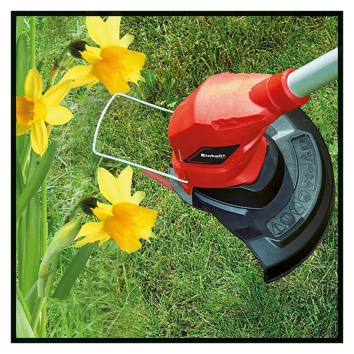 Einhell Power X-Change 18V Akku-Rasentrimmer GC-CT 18/24 Li-Solo - 18 V, Li-Ionen, Ohne Akku - Ein Einhell Rasentrimmer umgeben von gelben Narzissen auf einem Rasen.