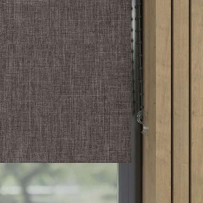 Verdunkelungsrollo Struktur - B x H: 115 x 190 cm, Anthrazit - Nahaufnahme eines graubraunen Rollos mit Kettenzug und Holzverkleidung, das Textur und Funktionalität vereint.