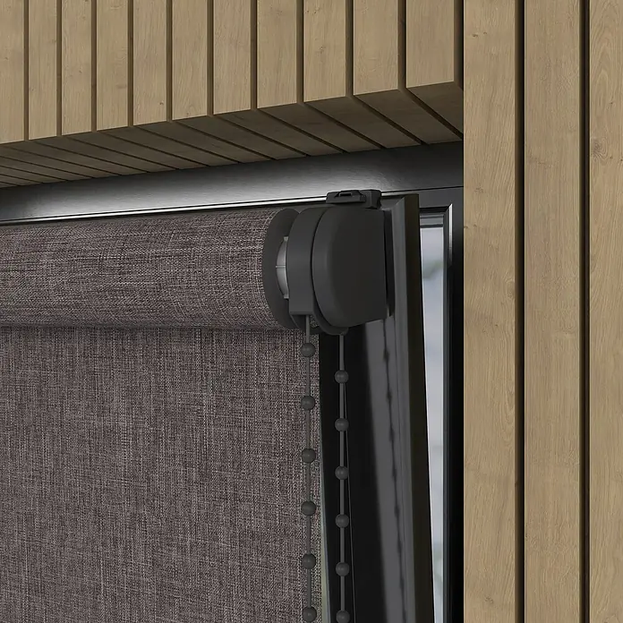 Verdunkelungsrollo Struktur - B x H: 115 x 190 cm, Anthrazit - Nahaufnahme einer braunen Rollladenvorrichtung mit grauen Bedienelementen und Perlenkette vor einer Holzwand.