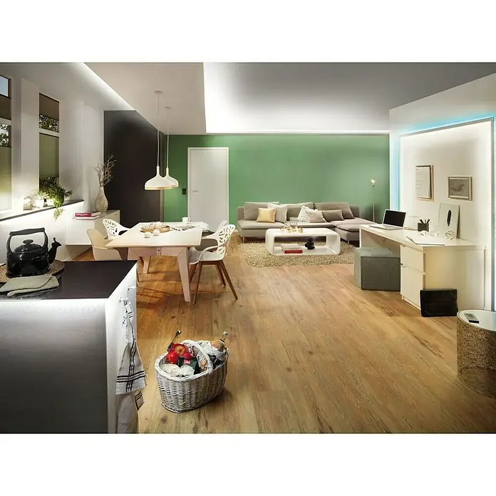 Paulmann MaxLED 500 LED-Band Basisset beschichtet - Länge: 3 m, Lichtfarbe: Warmweiß, 20 W, 1.650 lm, 24 V - 36 V - Einladendes Wohnzimmer mit Holzboden, Esstisch, Sofa und Arbeitsbereich, das eine gemütliche und moderne Atmosphäre schafft.