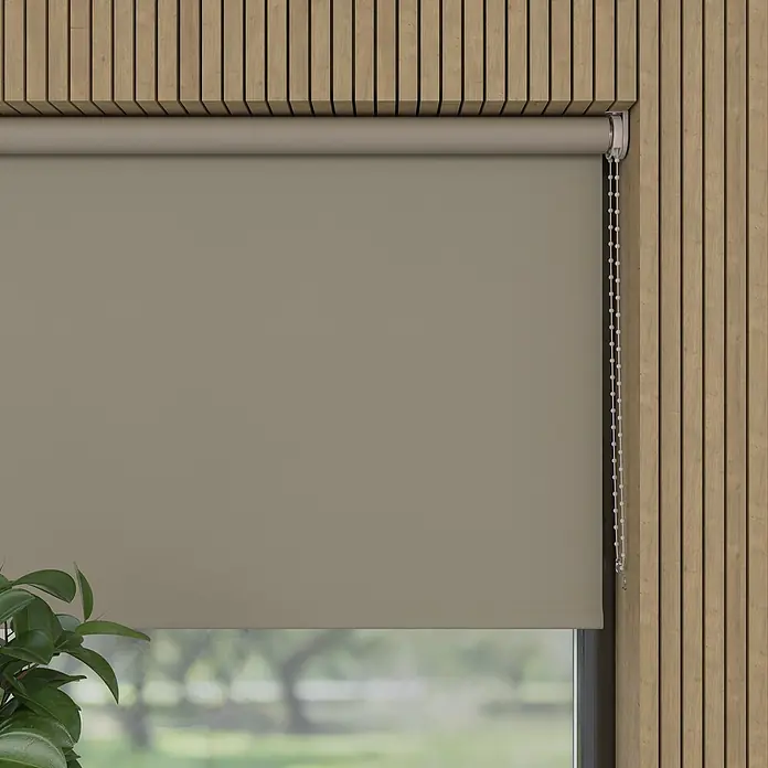 Verdunkelungsrollo - B x H: 130 x 190 cm, Twill, 100 % Polyester - Ein beigefarbenes Rollo vor einem Fenster mit Holzrahmen, das Privatsphäre bietet und das natürliche Licht sanft filtert.