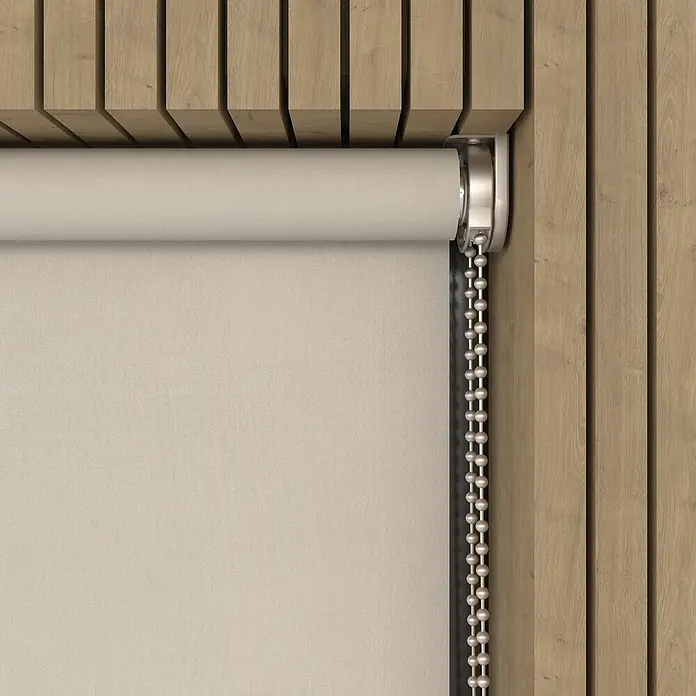 Verdunkelungsrollo Luxus - B x H: 200 x 190 cm, Sand - Nahaufnahme einer beigen Rollgardine mit silberner Kette und Holzrahmen, die ein modernes und minimalistisches Design zeigt.