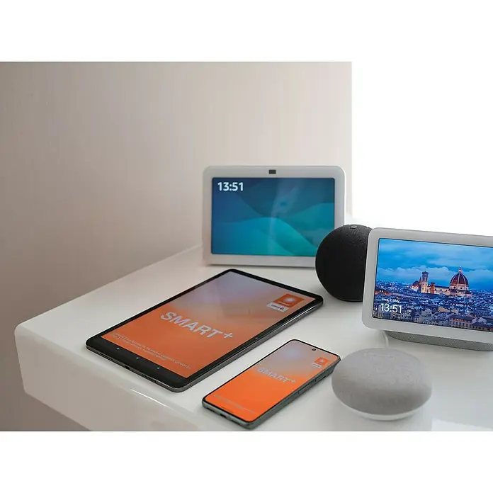 Osram Smart+ Schalter 4G matter - Weiß, Innen - Verschiedene Smart Home Geräte, darunter Tablets, Smart Speaker und Smart Displays, auf einer weißen Oberfläche präsentiert.