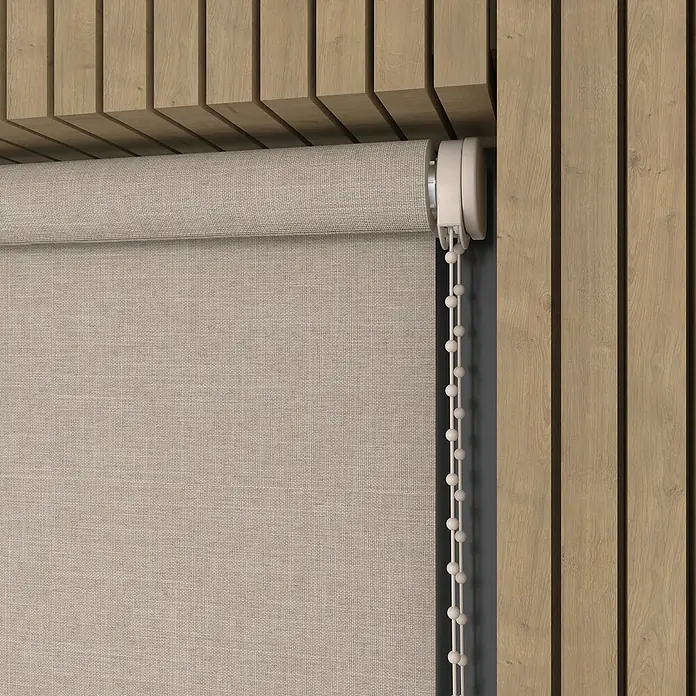 Verdunkelungsrollo Struktur - B x H: 115 x 190 cm, Hellbeige - Nahaufnahme einer beigen Rollgardine mit Kettenzug vor einer Holzwand. Das Produkt ist funktional und dekorativ.