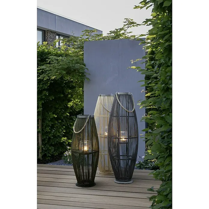 Laterne - L x B x H: 34 x 34 x 95 cm, Grün - Drei dekorative Bambuslaternen mit Seilgriffen und Kerzenlicht, die eine warme und gemütliche Atmosphäre im Garten schaffen.