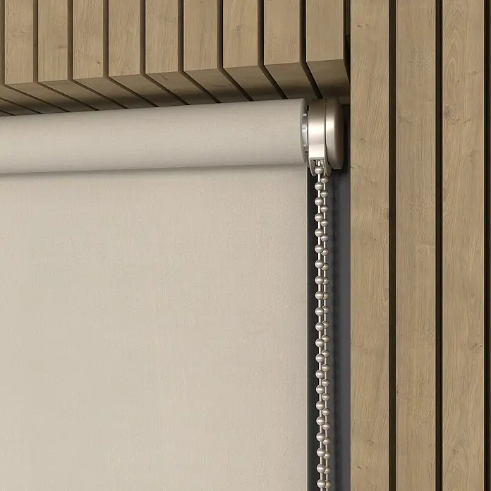 Verdunkelungsrollo Luxus - B x H: 200 x 190 cm, Sand - Eine Detailaufnahme einer beigen Rollgardine mit Kettenzug vor einer Holzpaneelwand. Das Produkt ist elegant und funktional.