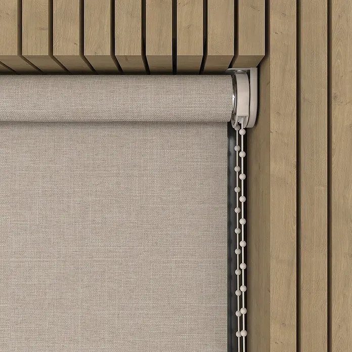 Verdunkelungsrollo Struktur - B x H: 115 x 190 cm, Hellbeige - Nahaufnahme einer beigen Rollmarkise mit Kettenzug, montiert an einer Holzvertäfelung. Sichtschutz und Fensterdekoration in Harmonie.