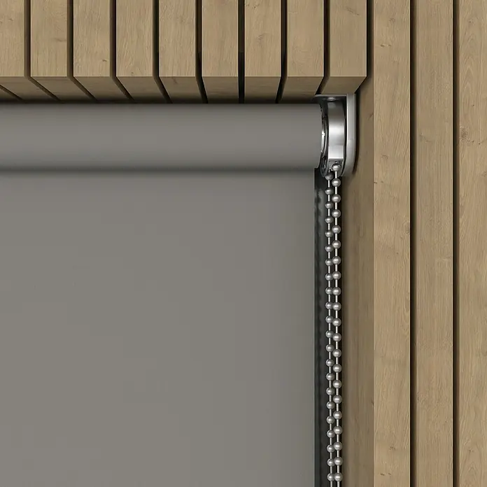 Verdunkelungsrollo Luxus - B x H: 200 x 190 cm, Grau - Graue Rollos mit Kettenzug vor einer Wand aus Holzlatten. Ideal zur Verdunkelung und als Sichtschutz.