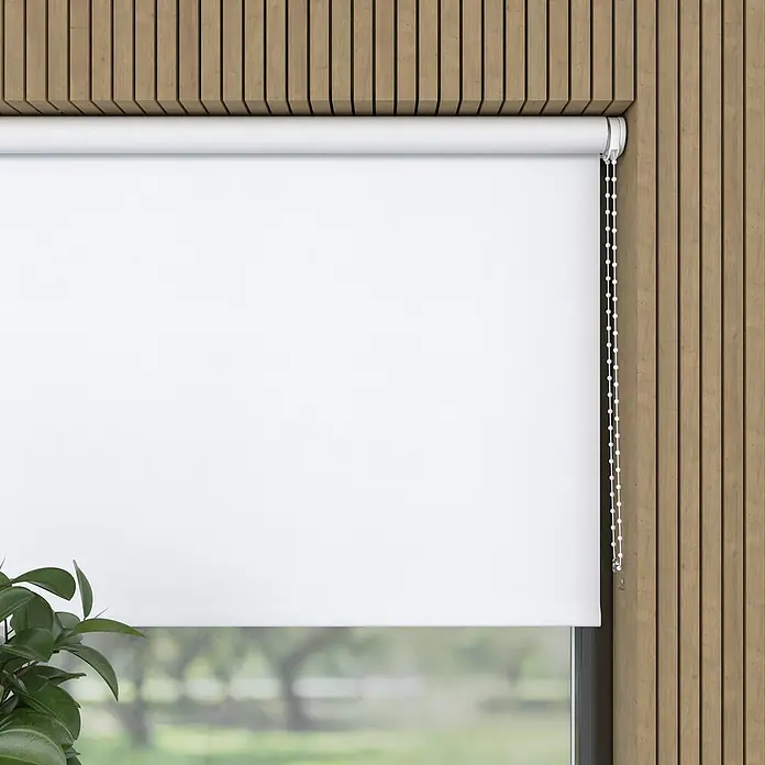 Verdunkelungsrollo - B x H: 240 x 190 cm, Weiß, 100 % Polyester - Nahaufnahme einer weißen Rollo vor einem Fenster, die das Licht filtert und Privatsphäre bietet. Das schlichte Design passt gut zu dem holzvertäfelten Hintergrund.