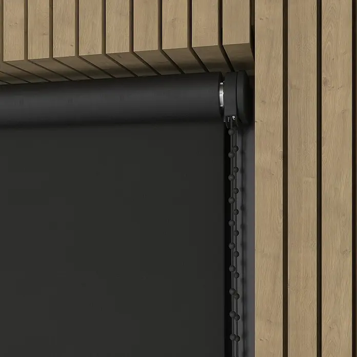 Verdunkelungsrollo - B x H: 170 x 190 cm, Dark, 100 % Polyester - Nahaufnahme einer schwarzen Rollo vor einer Holzwand. Das Rollo ist teilweise heruntergelassen und die Kette ist sichtbar.