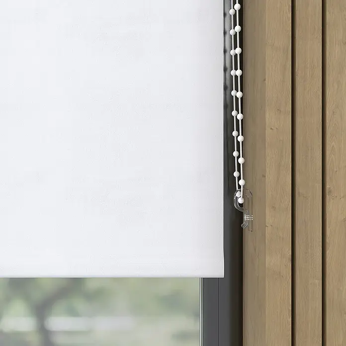 Verdunkelungsrollo - B x H: 240 x 190 cm, Weiß, 100 % Polyester - Nahaufnahme einer weißen Rollmarkise mit Kettenzug, die für sanftes Licht und Privatsphäre sorgt. Ideal für moderne Wohnräume.