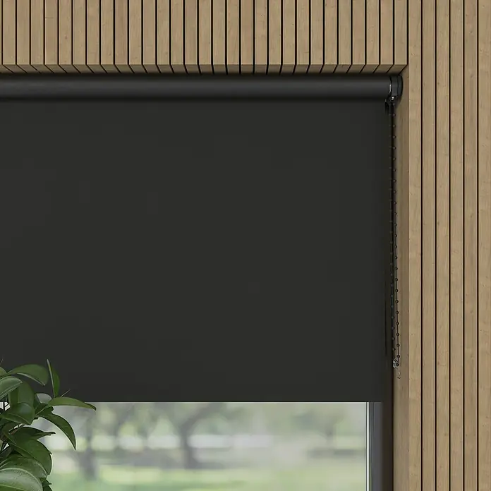 Verdunkelungsrollo - B x H: 170 x 190 cm, Dark, 100 % Polyester - Ein schwarzes Rollo vor einem Fenster, das teilweise heruntergelassen ist, vor einem hölzernen Hintergrund. Perfekt für ein modernes Zuhause.