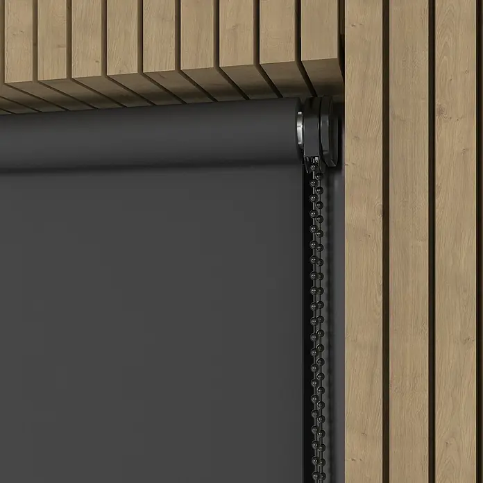 Verdunkelungsrollo Luxus - B x H: 200 x 190 cm, Anthrazit - Grauer Rollladen an einer Holzwand mit einer schwarzen Kugelkette, die einen modernen Look erzeugt.