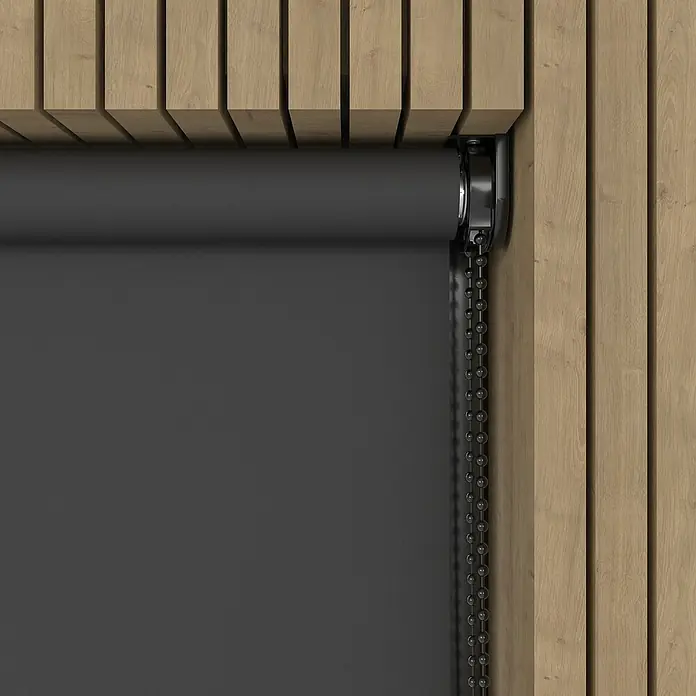 Verdunkelungsrollo Luxus - B x H: 200 x 190 cm, Anthrazit - Nahaufnahme eines Rollos mit Kettenzug vor einer Holzwand, das Design und Funktionalität vereint.