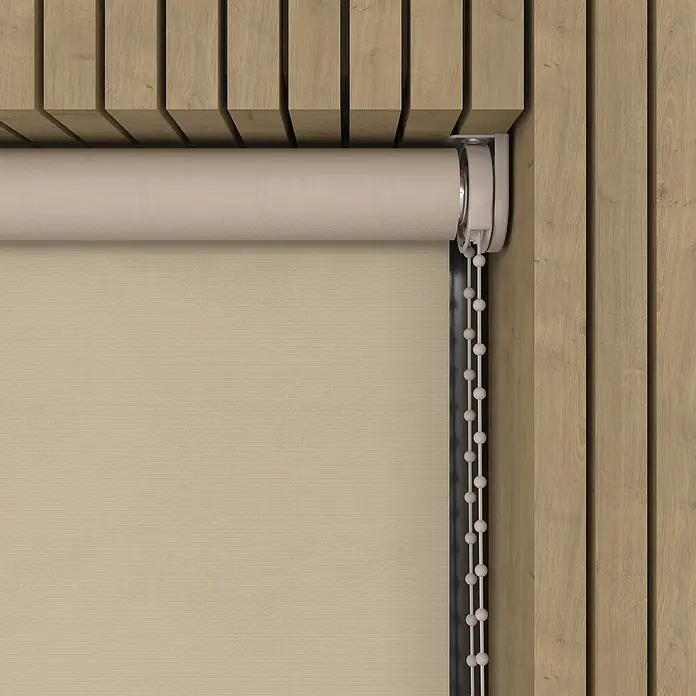 Verdunkelungsrollo - B x H: 230 x 190 cm, Sand, 100 % Polyester - Detailaufnahme eines cremefarbenen Rollos mit Kettenzug vor einer hölzernen Wandverkleidung. Das Rollo ist teilweise heruntergelassen.
