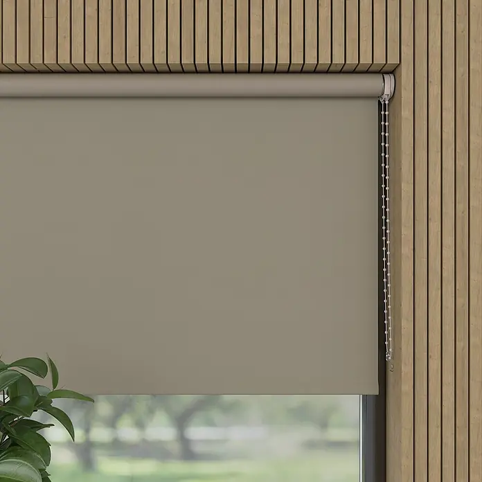 Verdunkelungsrollo - B x H: 130 x 190 cm, Twill, 100 % Polyester - Ein Rollo in gedämpftem Grau ist vor einem Fenster montiert, das teilweise von einer Zimmerpflanze verdeckt wird, und sorgt für Privatsphäre.