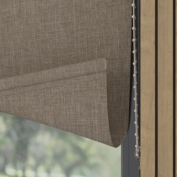 Verdunkelungsrollo Struktur - B x H: 115 x 190 cm, Beige - Nahaufnahme einer braunen Stoff-Faltjalousie, die teilweise heruntergelassen ist und einen Blick nach draußen ermöglicht.