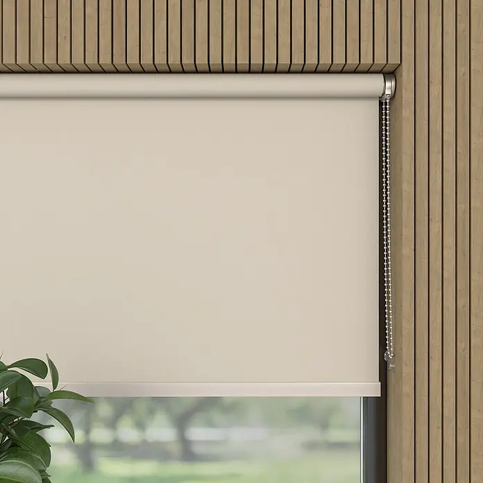 Verdunkelungsrollo Luxus - B x H: 200 x 190 cm, Sand - Nahaufnahme einer beigen Rollo-Fensterabdeckung mit Kettenzug, die an einer Holzwand montiert ist.