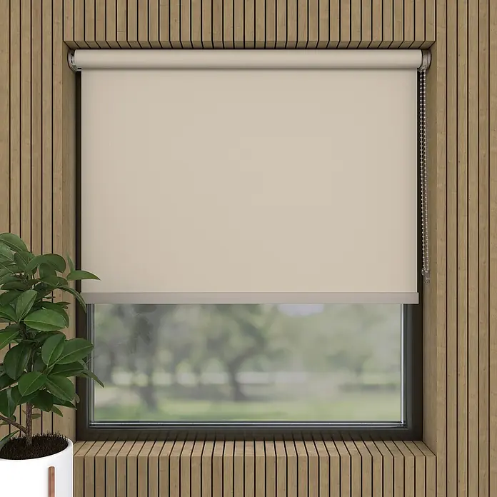 Verdunkelungsrollo Luxus - B x H: 200 x 190 cm, Sand - Ein beiger Rollladen bedeckt ein Fenster in einem Raum mit Holzpaneelen. Der Rollladen ist der Hauptfokus des Bildes.