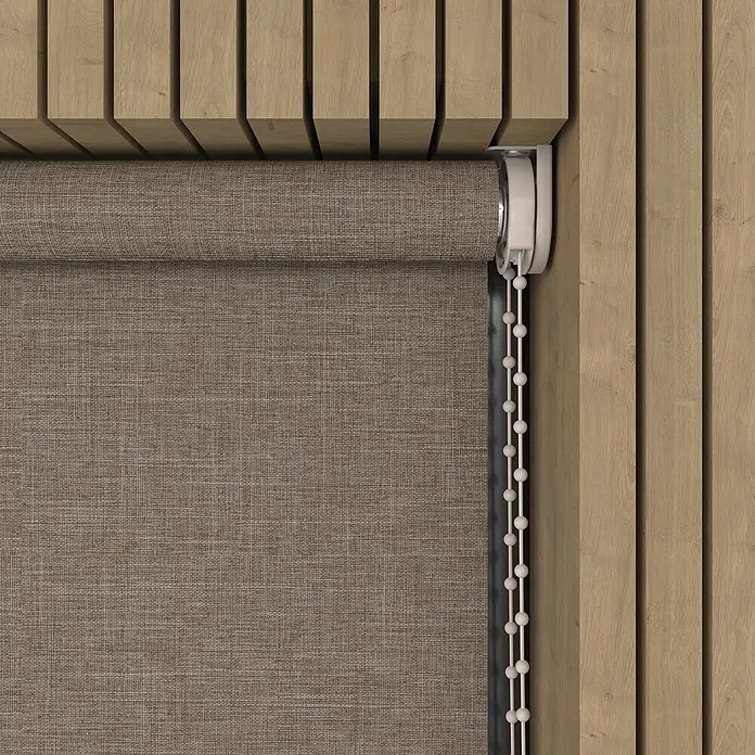 Verdunkelungsrollo Struktur - B x H: 115 x 190 cm, Beige - Detailaufnahme einer braunen Rollgardine mit Kettenzug, montiert vor einer Holzpaneelwand, die Textur und das funktionale Design hervorhebt.