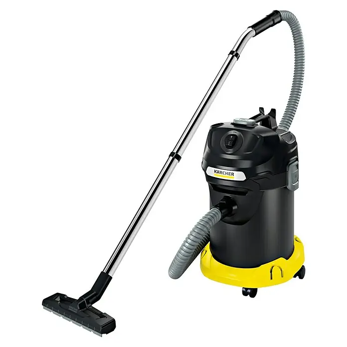 Kärcher Elektro-Aschesauger AD 4 Premium - 600 W, Behältervolumen: 17 l, Ohne Beutel - Abgebildet ist ein Kärcher Mehrzwecksauger in Schwarz und Gelb mit Saugrohr, Schlauch und Bodendüse.