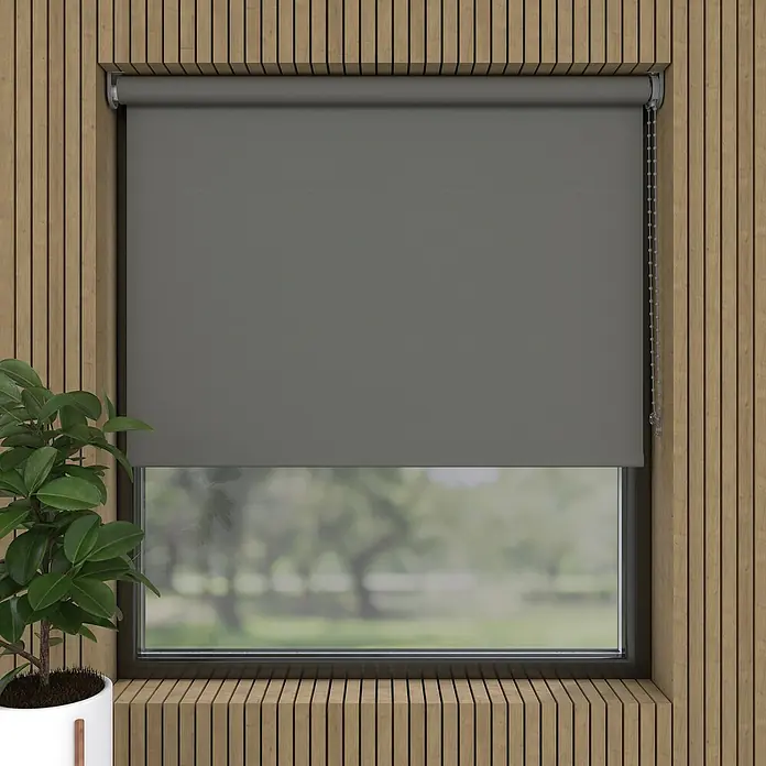 Verdunkelungsrollo - B x H: 130 x 190 cm, Metall, 100 % Polyester - Graue Rollläden vor dem Fenster, die sanftes Licht hereinlassen und Privatsphäre gewährleisten, während sie elegant in die Holzvertäfelung passen.
