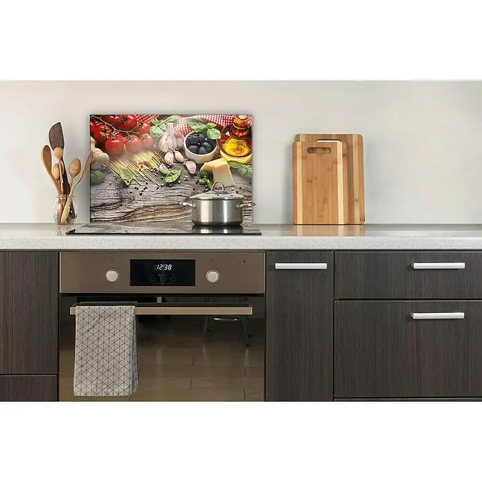 CUCINE Küchenrückwand - Italian Buffet, 60 x 40 cm, Stärke: 6 mm, Einscheibensicherheitsglas (ESG) - Küchendekoration mit einem Glas-Spritzschutz mit einem italienischen Lebensmitteldesign, Kochutensilien und Schneidebrettern.