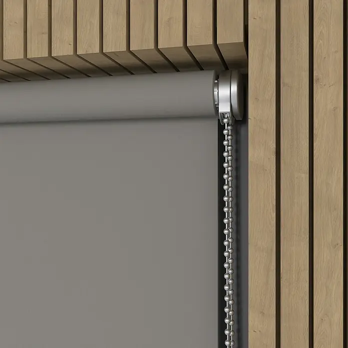 Verdunkelungsrollo Luxus - B x H: 200 x 190 cm, Grau - Graue Rollo mit Kettenzug vor einer Holzpaneelwand, die für eine moderne und stilvolle Fensterdekoration sorgt.