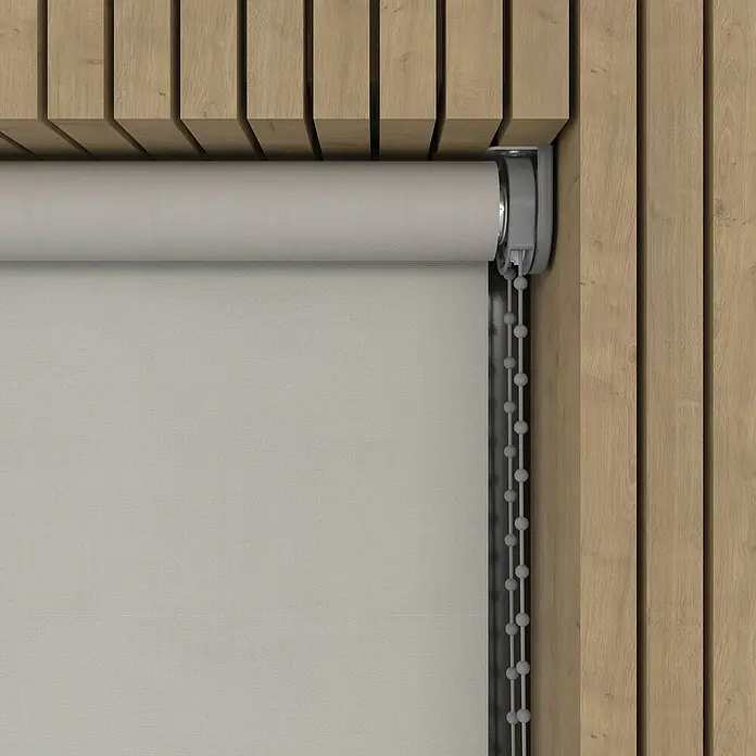 Verdunkelungsrollo - B x H: 220 x 190 cm, Hellgrau, 100 % Polyester - Eine Nahaufnahme einer grauen Rolljalousie, die an einer Holzwand befestigt ist, mit einem grauen Kettenzugmechanismus.