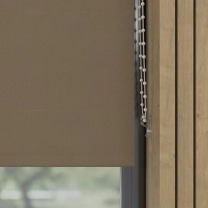 Verdunkelungsrollo - B x H: 170 x 190 cm, Dunkeltaupe, 100 % Polyester - Nahaufnahme einer braunen Rollgardine mit weißer Zugschnur, die für eine elegante Fensterdekoration sorgt.