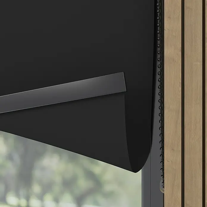 Verdunkelungsrollo Luxus - B x H: 200 x 190 cm, Schwarz - Bild einer schwarzen Rollade vor einem Fenster. Ideal für die Verdunkelung eines Raumes und zur Wahrung der Privatsphäre.