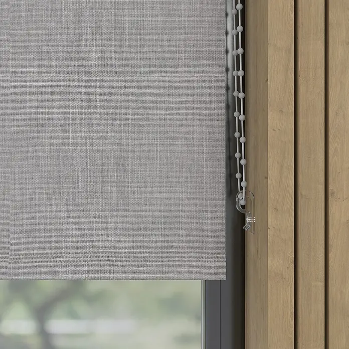 Verdunkelungsrollo Struktur - B x H: 115 x 190 cm, Grau - Nahaufnahme eines grauen Rollos mit Zugschnur und Holzwand im Hintergrund, ideal für Wohnräume und Büros, bietet Privatsphäre und Lichtschutz.