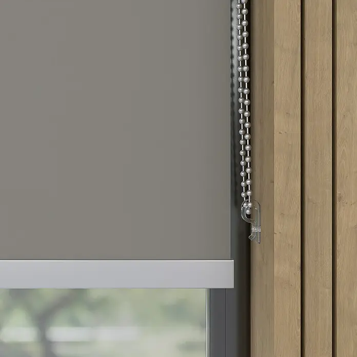 Verdunkelungsrollo Luxus - B x H: 200 x 190 cm, Grau - Graue Rollläden mit silberner Kette und Holzverkleidung.