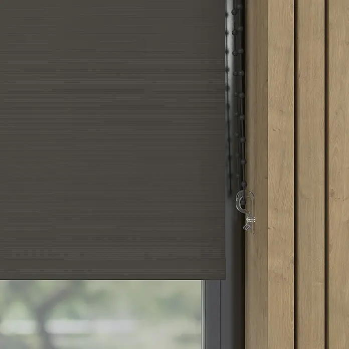 Verdunkelungsrollo - B x H: 130 x 190 cm, Lehm, 100 % Polyester - Graue Rollos vor einem Fenster, teilweise heruntergelassen, mit einer Perlenkette zur Bedienung. Ideal für Sichtschutz und Verdunkelung.