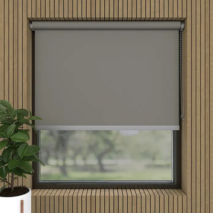 Verdunkelungsrollo Luxus - B x H: 200 x 190 cm, Grau - Bild eines grauen Rollos in einem Fenster mit Holzrahmen und einer Pflanze links. Das Rollo ist geschlossen und sorgt für Privatsphäre.