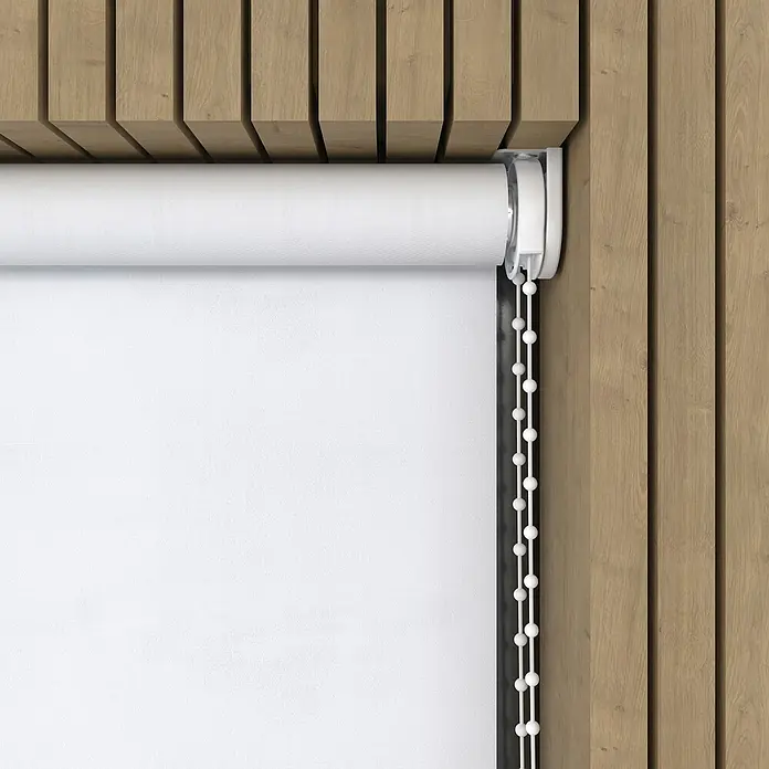 Verdunkelungsrollo - B x H: 240 x 190 cm, Weiß, 100 % Polyester - Nahaufnahme einer weißen Rollgardine mit Kettenzug vor einer Holzvertäfelung. Das Rollo ist sauber und modern.