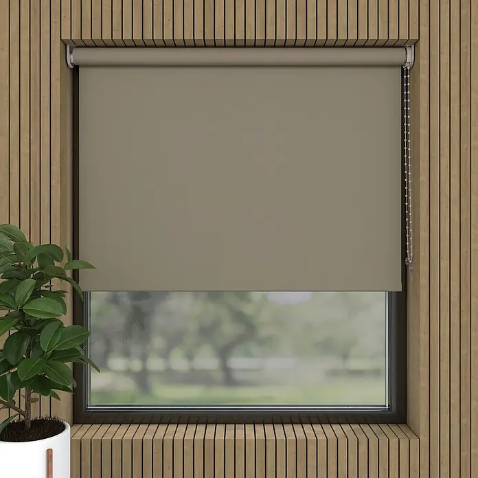 Verdunkelungsrollo - B x H: 130 x 190 cm, Twill, 100 % Polyester - Elegantes Rollo in sanftem Farbton vor einem Fenster, das einen Blick auf einen Garten freigibt. Schützt vor Sonne und Blicken.