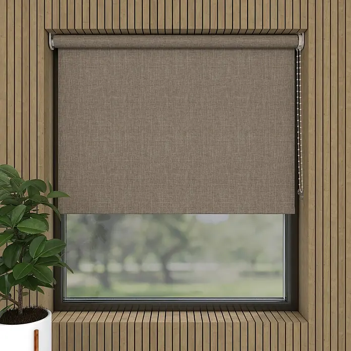 Verdunkelungsrollo Struktur - B x H: 115 x 190 cm, Beige - Braun getönte Rollos im Fenster mit Holzwand-Hintergrund, die Privatsphäre und sanftes Licht bieten.