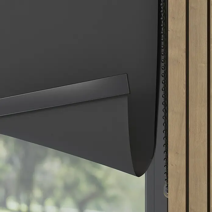 Verdunkelungsrollo Luxus - B x H: 200 x 190 cm, Anthrazit - Nahaufnahme eines schwarzen Rollos mit seitlicher Kette, das teilweise heruntergelassen ist und einen Blick nach draußen freigibt.