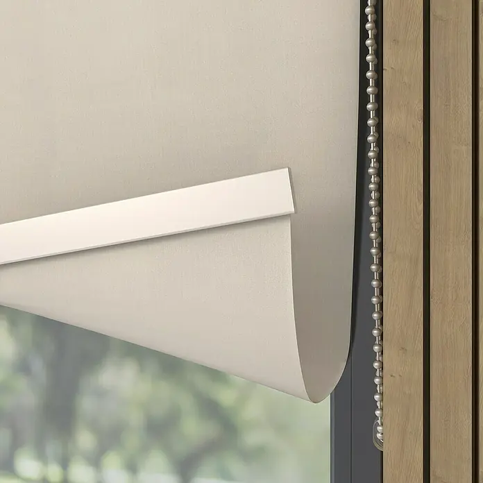 Verdunkelungsrollo Luxus - B x H: 200 x 190 cm, Sand - Ein hellbeiges Rollo mit Kettenzug ist teilweise heruntergelassen und gibt den Blick nach draußen frei. Moderne Fensterdekoration.