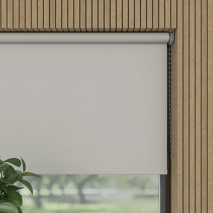 Verdunkelungsrollo - B x H: 220 x 190 cm, Hellgrau, 100 % Polyester - Eine minimalistische, hellgraue Rollo-Jalousie vor einem Fenster, das für Privatsphäre und Lichtschutz sorgt.