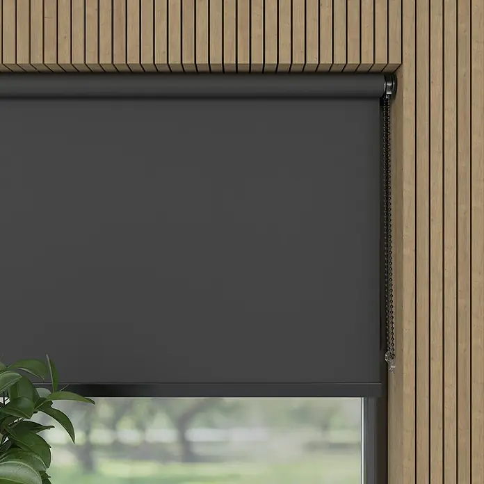 Verdunkelungsrollo Luxus - B x H: 200 x 190 cm, Anthrazit - Diese Aufnahme zeigt eine hochwertige, verdunkelnde Rollo in einem modernen Raum, die Privatsphäre und Stil vereint.