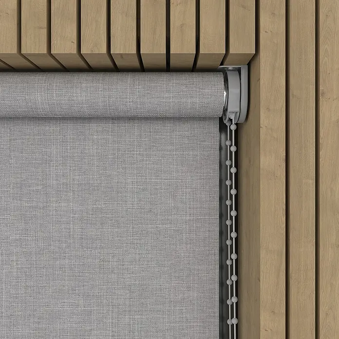 Verdunkelungsrollo Struktur - B x H: 115 x 190 cm, Grau - Nahaufnahme einer grauen Rollgardine, die an einer Holzwand befestigt ist, mit einer Kugelkette zur Bedienung.