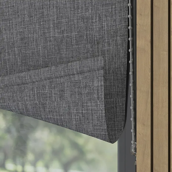 Verdunkelungsrollo Struktur - B x H: 115 x 190 cm, Dunkelgrau - Nahaufnahme einer grauen Stoffjalousie mit Kettenzug an einem Fenster.