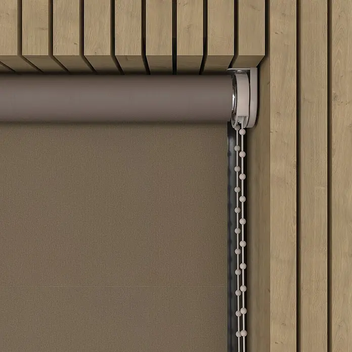 Verdunkelungsrollo - B x H: 170 x 190 cm, Dunkeltaupe, 100 % Polyester - Eine braune Rollmarkise hängt vor einer holzvertäfelten Wand, die teilweise aufgerollt ist und eine Kette zum Bedienen besitzt.