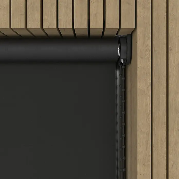 Verdunkelungsrollo - B x H: 170 x 190 cm, Dark, 100 % Polyester - Nahaufnahme einer schwarzen Rollmarkise mit Kettenzug, eingebaut in eine helle Holzverkleidung. Das Produkt sorgt für Privatsphäre und Schatten.