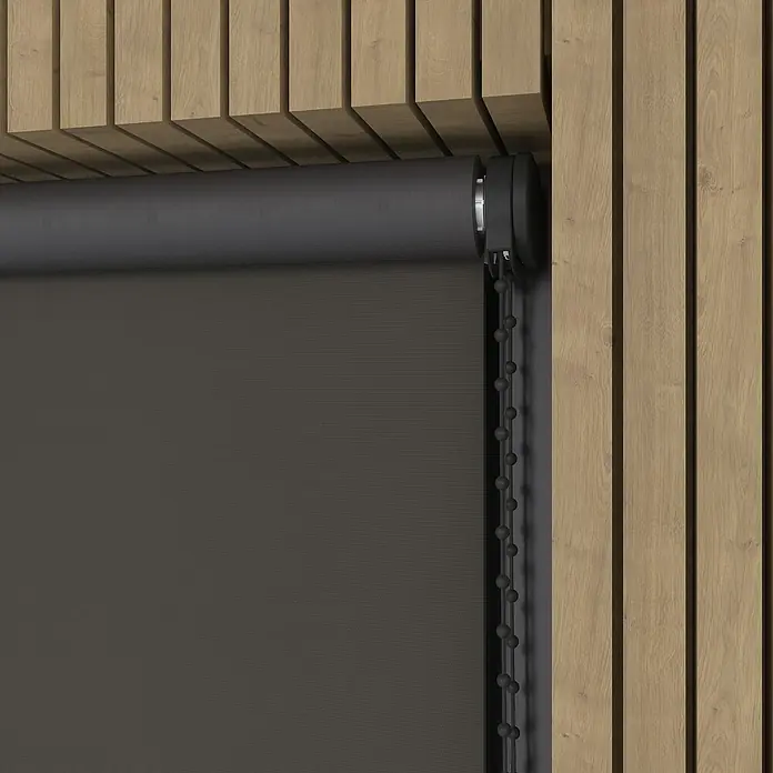 Verdunkelungsrollo - B x H: 130 x 190 cm, Lehm, 100 % Polyester - Graue Rollos mit Kettenzugsystem, montiert an einer Holzwand, bieten Sonnenschutz und Privatsphäre.